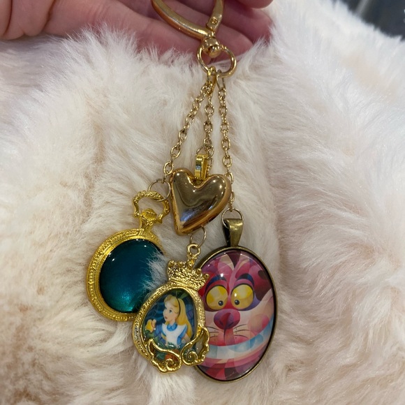 NWT ALICE IN WONDERLAND BAG CHARM PURSE KEYCHAIN GOLDEN TONE CHESHIRE MAD HAT - Picture 4 of 9